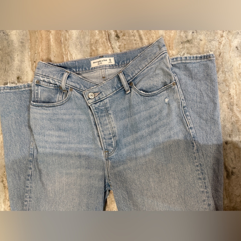 Women’s ABERCROMBIE & FITCH The Dad Jean- High Rise Crossover. Size 0 Short - Picture 3 of 9